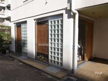 建物1階部分は店舗になっています。
