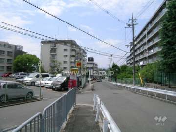 周辺はマンションが多く建ち並ぶ住宅地