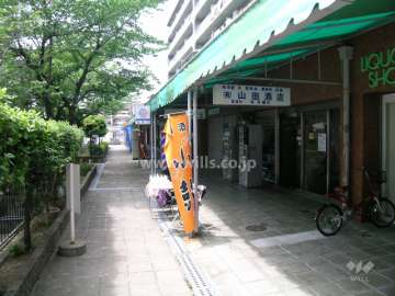 千里泉ヶ丘スカイハイツ1号棟の1階部分には店舗が入っています