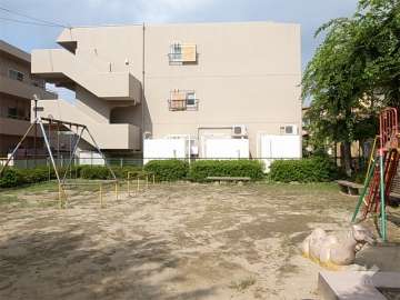 敷地の西側に隣接して野里公園があります。