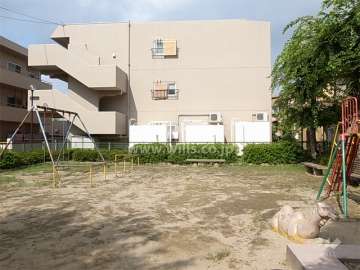 敷地の西側に隣接して野里公園があります。
