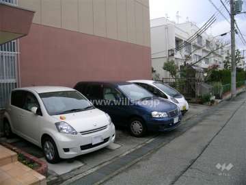 敷地内の駐車場（敷地南側）　北側にも駐車スペースがあります