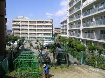 駐車場の南側にある公園（右の建物は2号館）