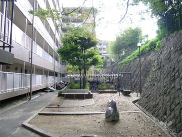 敷地西側にある小さな公園と駐輪場