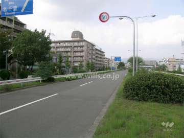 敷地の東側は街路樹の美しい吹田箕面線に面しています。