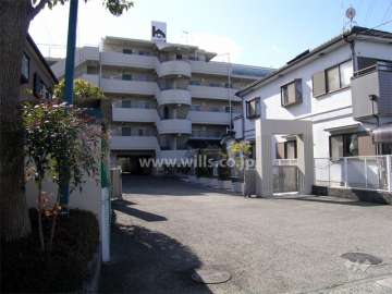 前面の道路より、南へ少し入った場所に建物は建っています