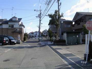 周辺は一戸建てとマンションが混在する住宅地。道幅は狭めです。