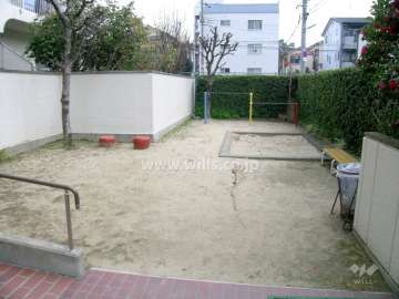 エントランスアプローチの横にある敷地内の公園