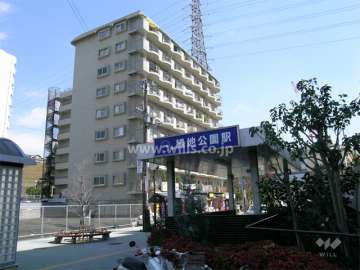 北大阪急行「緑地公園」駅の東口、駅前にあります。