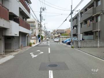 敷地東側の前面道路（南側から）