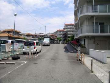 駐車場の入口にはロボットゲートが付いています。