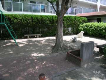 エントランス横の公園