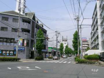 すぐ目の前のバス通り