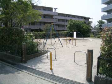 敷地に隣接した緑豊かな公園