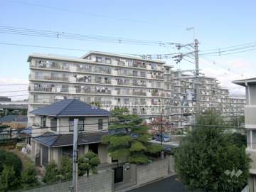 敷地南側は一戸建てが中心に立ち並ぶ住宅地です。