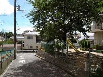 敷地に隣接して公園があり、敷地南側には静かな住宅地が広がっています。