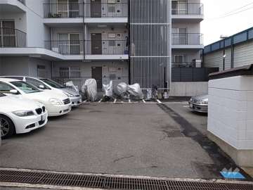 敷地内駐車場（屋外平面式）とバイク置き場