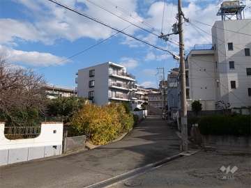 周辺はマンションが中心に立ち並ぶ静かな住宅地です。