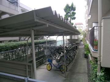 敷地の南部分にある駐輪場