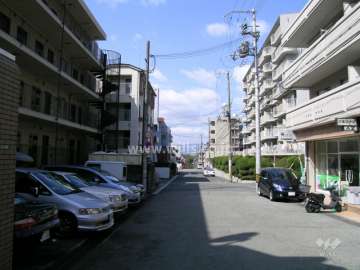 周辺は区画の整った住宅地です