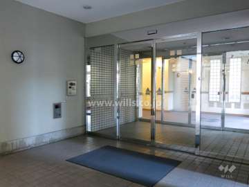 エントランスはオートロック付きです。