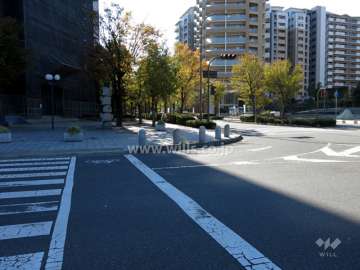 敷地西側の前面道路