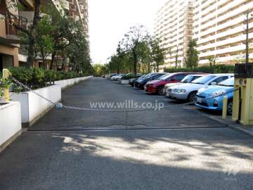 敷地内駐車場（屋外平面式）　出入り口にロボットゲート付き