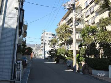 敷地西側の前面道路