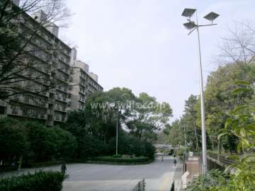 敷地の北側は、『服部緑地』に向かう緑道に面しています。