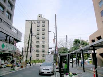 北大阪急行「緑地公園」駅から見た緑地グランドマンション１棟の外観