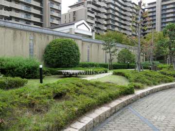 敷地に隣接する小さな公園