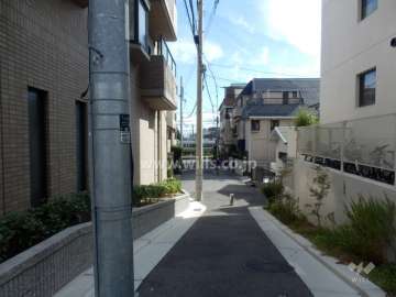 敷地西側の前面道路