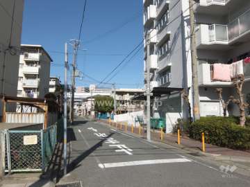 敷地西側の前面道路