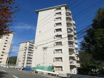 住吉台東住宅6号棟の外観（西側から）