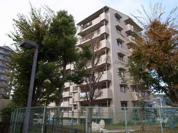 エクシード花屋敷の外観（南東側から）　敷地東側に隣接して「山本南公園」があります。