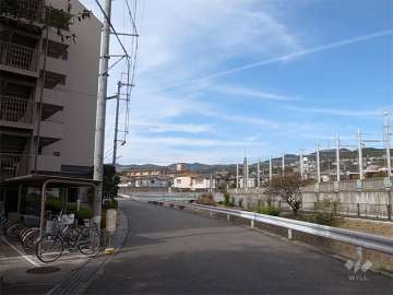 敷地の北側には最明寺川が流れ、川を挟んで平井車庫があります。