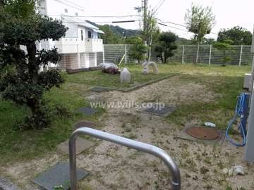 敷地に隣接する小さな公園