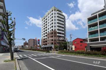 メゾン本山中町EASTの遠景。国道2号線沿いにあり、商業施設、マンションが中心に立ち並んでいます。