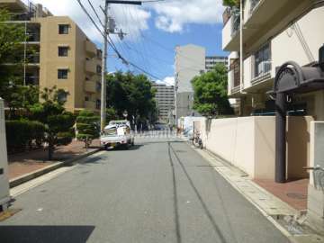 敷地南側の前面道路