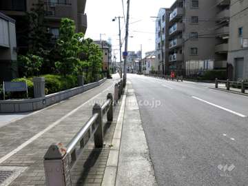敷地西側の前面道路