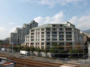 オーキッドコート湖南館の遠景　※手前が湖南館です。