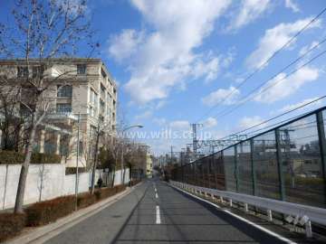 敷地南東側の前面道路。道を挟んでJR東海道本線が走っています。