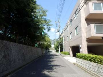 敷地西側の前面道路。道を挟んで本山南中学校があります。