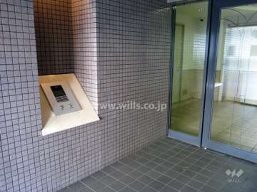 エントランスはオートロック付きです。