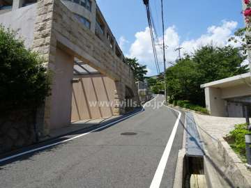 敷地東側の前面道路（南側から）