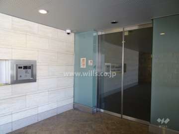 エントランスはオートロック付きです。