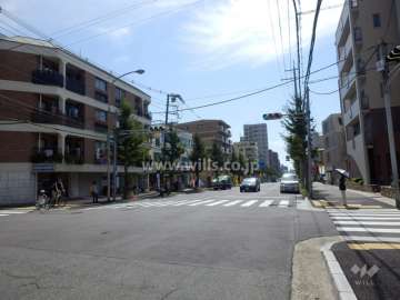 敷地西側の前面道路