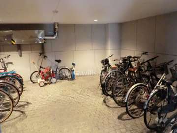屋内に設けられた駐輪場