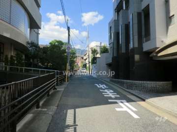 敷地西側の前面道路