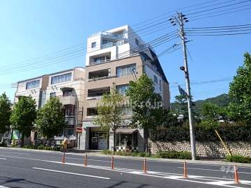 アプローズ岡本の外観（南東側から）